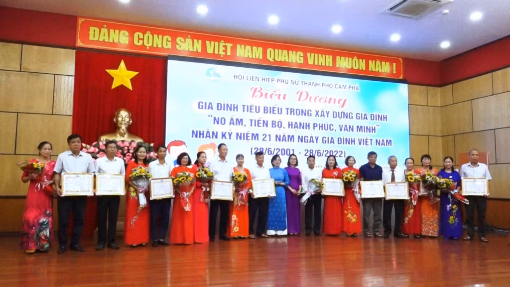 Hội LHPN Cẩm Phả tổ chức Hội nghị biểu dương gia đình tiêu biểu.