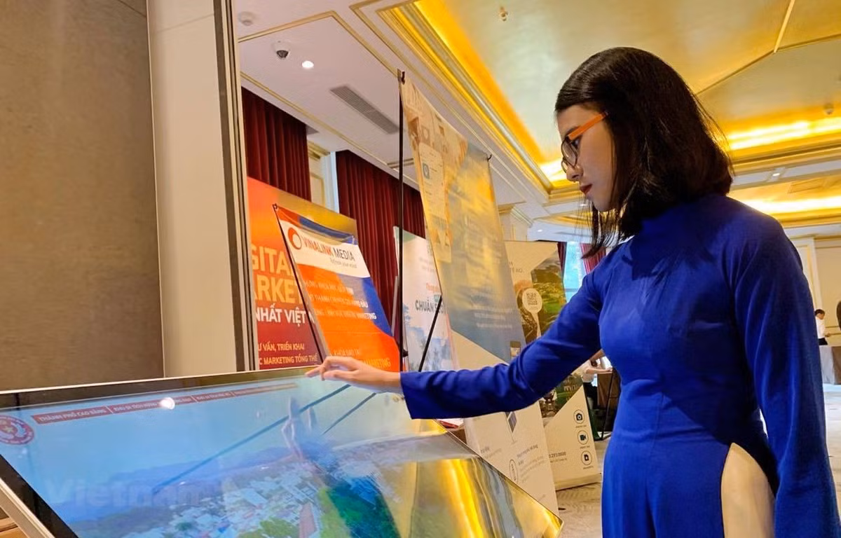 Trong giai đoạn phục hồi mới hậu COVID-19, chuyển đổi số được ví như chiếc đòn bẩy của nền kinh tế xanh. (Ảnh minh họa: Mai Mai/Vietnam+)