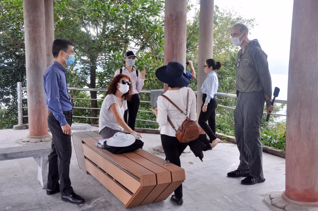 TS Celal Caplan (bên phải), chuyên gia của Tập đoàn tư vấn Kiran (Hoa Kỳ) trong một chuyến khảo sát thực địa đánh giá sức tải của Vịnh Hạ Long.