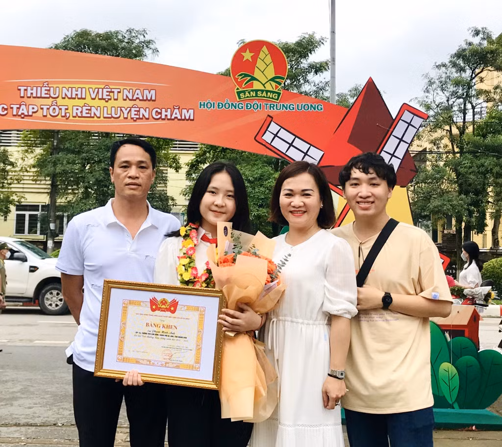 Mỗi bước đi, sự nỗ lực của Minh Ánh luôn có sự đồng hành của cha mẹ, giúp em tự tin và bản lĩnh hơn.