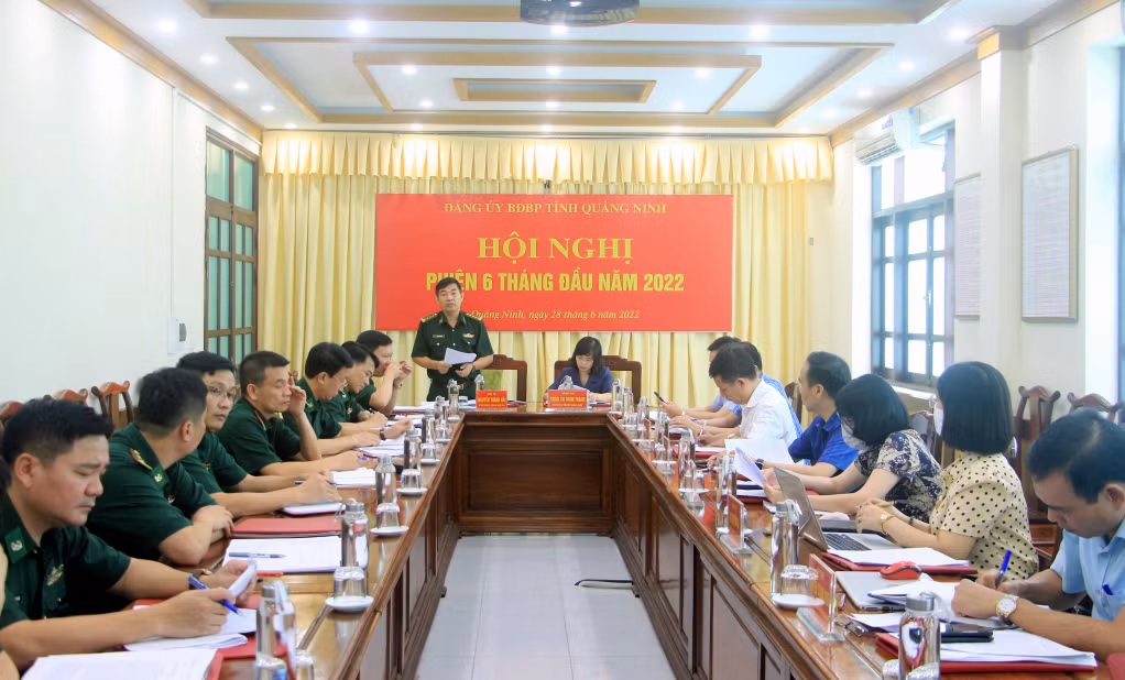 Đại tá Nguyễn Thanh Hải, Bí thư Đảng ủy Biên phòng tỉnh, phát biểu tại hội nghị.