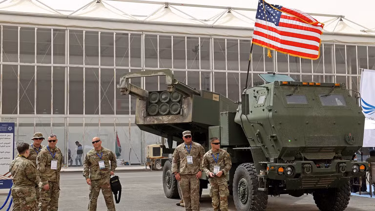 Hệ thống tên lửa pháo binh cơ động cao M142 (HIMARS) tại Triển lãm quốc phòng thế giới ở Saudi Arabia hồi tháng 3. Ảnh: AFP