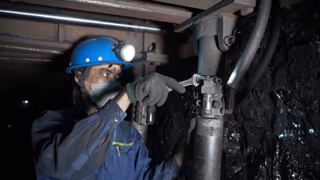 Anh Nguyễn Văn Duyên, Phân xưởng Khai thác 9 (Công ty Than Hạ Long) đang vận hành, sửa chữa các thiết bị giàn chống dưới lò.