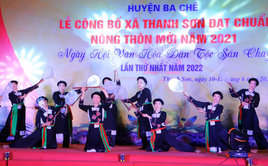 Biểu diễn văn nghệ tại Ngày hội Văn hoá dân tộc Sán Chay, huyện Ba Chẽ. Ảnh: Vũ Tiến Dũng