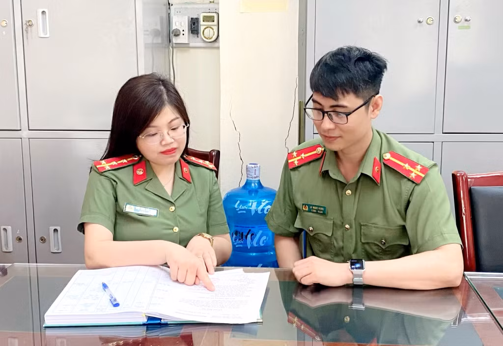 Chuyên viên văn phòng Đảng ủy Công an tỉnh thường xuyên trao đổi, nâng cap nghiệp vụ công tác Đảng.