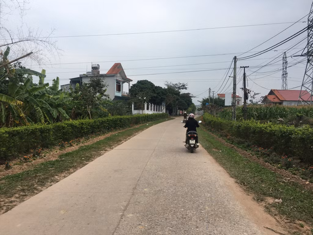 Các tuyến đường thôn ở xã Đông Ngũ luôn đảm bảo xanh, sạch, đẹp.