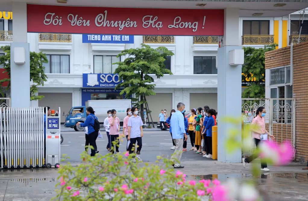 Các thí sinh dự thi các môn chuyên tại Trường THPT Chuyên Hạ Long, sáng 3/6.