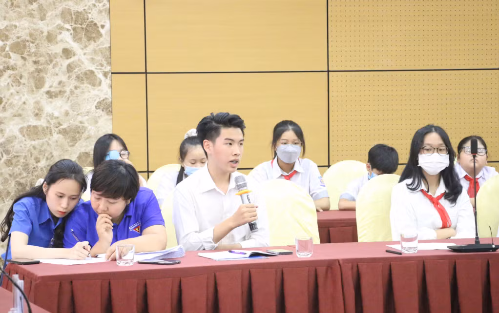 Đại biểu Hội đồng trẻ em tỉnh phát biểu ý kiến tại kỳ họp.
