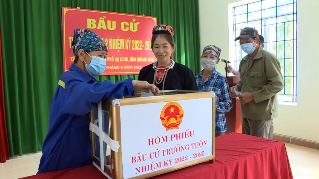 Cử tri thôn 2 (xã Bằng Cả, TP Hạ Long) hăng hái đi bầu cử trưởng thôn nhiệm kỳ 2022-2025.