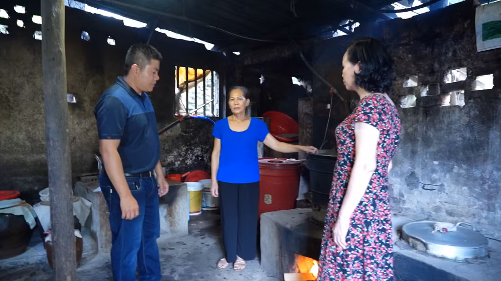 Phó Bí thư Chi bộ, Trưởng khu Bình Công 2 (thị trấn Bình Liêu) Chu Xuân Trường vận động nhân dân tham gia giữ gìn vệ sinh môi trường.