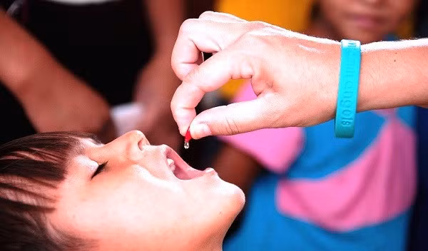 Cho trẻ uống vitamin A để nâng cao sức đề kháng