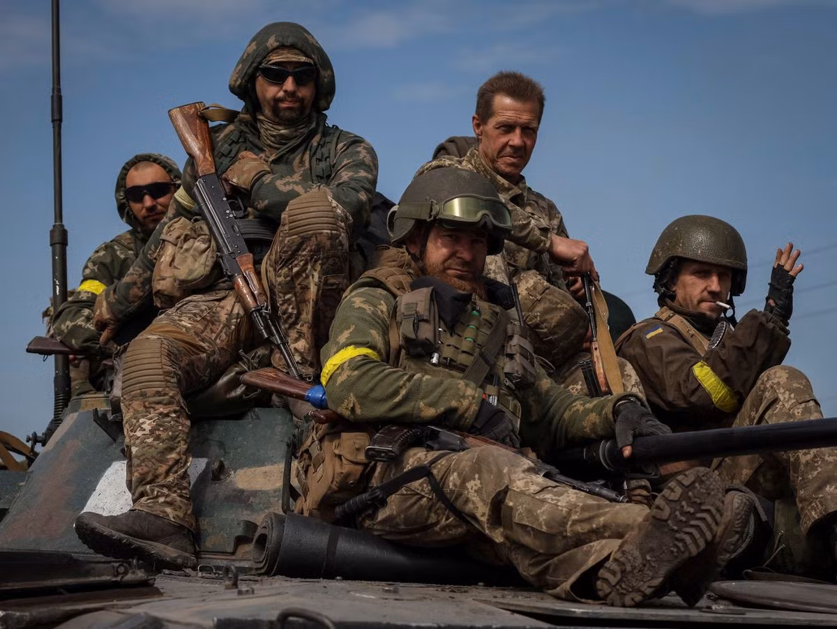 Binh sĩ Ukraine trên xe chiến đấu bộ binh ở Donetsk ngày 14/6/2022. Ảnh: Reuters