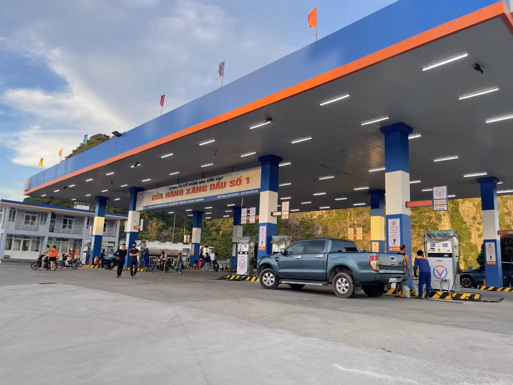 Người dân mua xăng tại Cửa hàng xăng dầu số 1, phường Hồng Hà, TP Hạ Long.