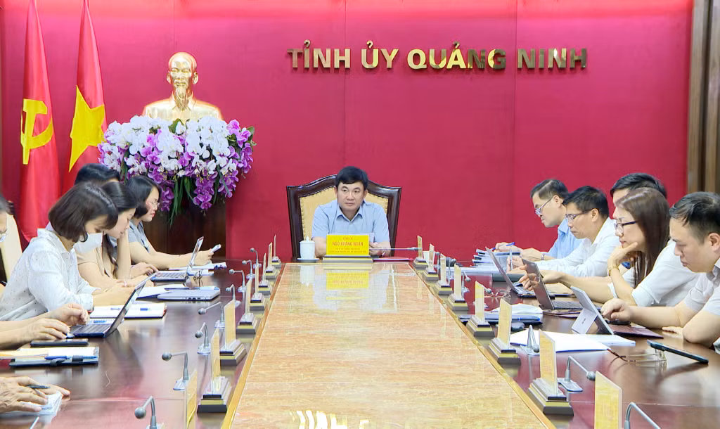 Đồng chí Ngô Hoàng Ngân, Phó Bí thư Thường trực Tỉnh ủy, Trưởng Đoàn ĐBQH tỉnh cùng các đại biểu dự tại điểm cầu Quảng Ninh.