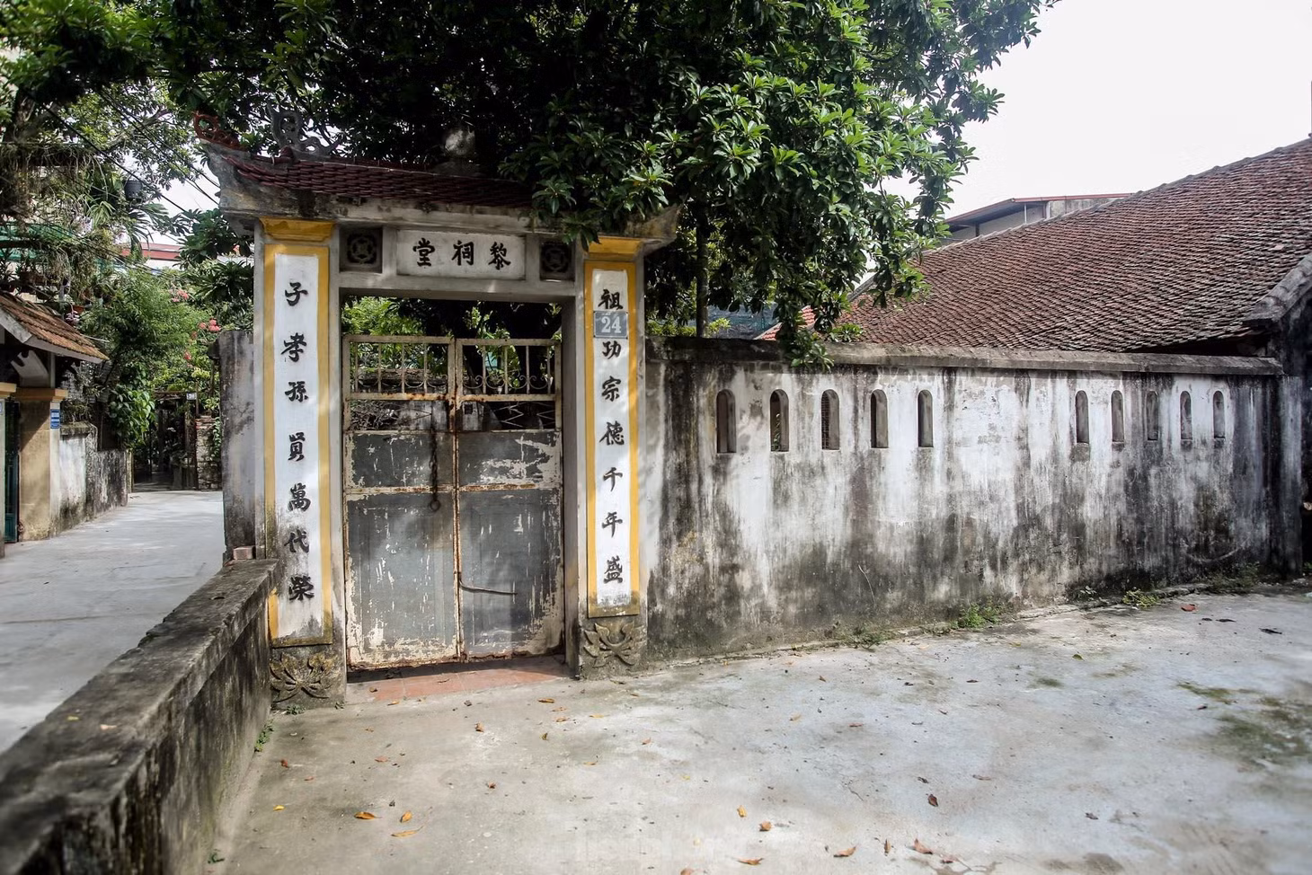Một ngôi nhà có phong cách kiến trúc cũ kỹ mang vẻ đẹp hoài cổ.