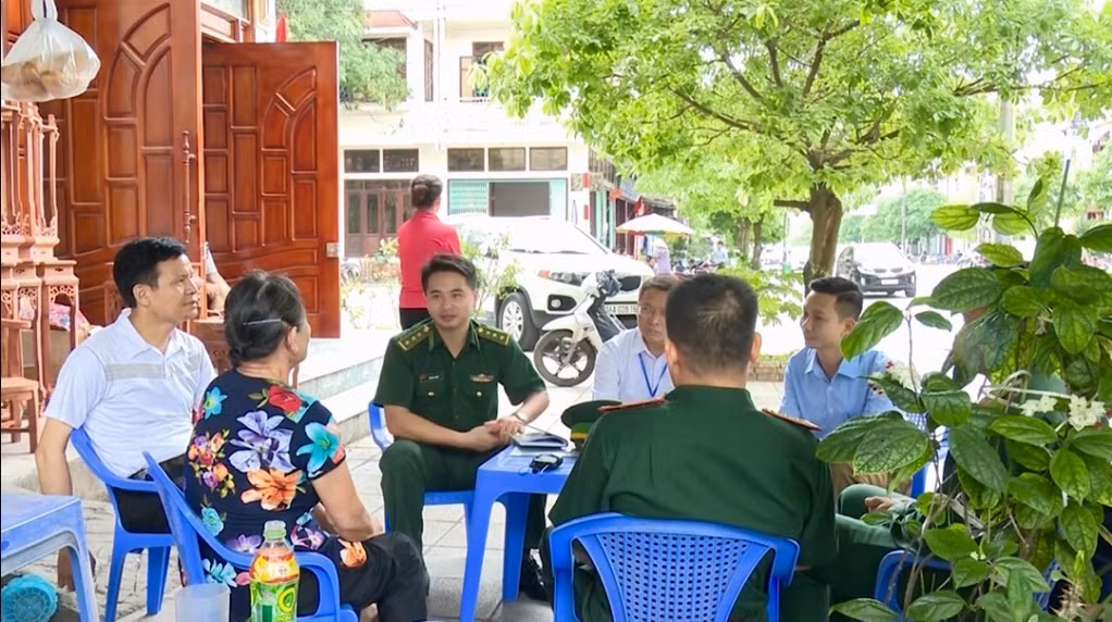 Đại úy Trình Sỹ Quyền tuyên truyền, vận động người dân tích cực tham gia bảo vệ chủ quyền, an ninh biên giới.