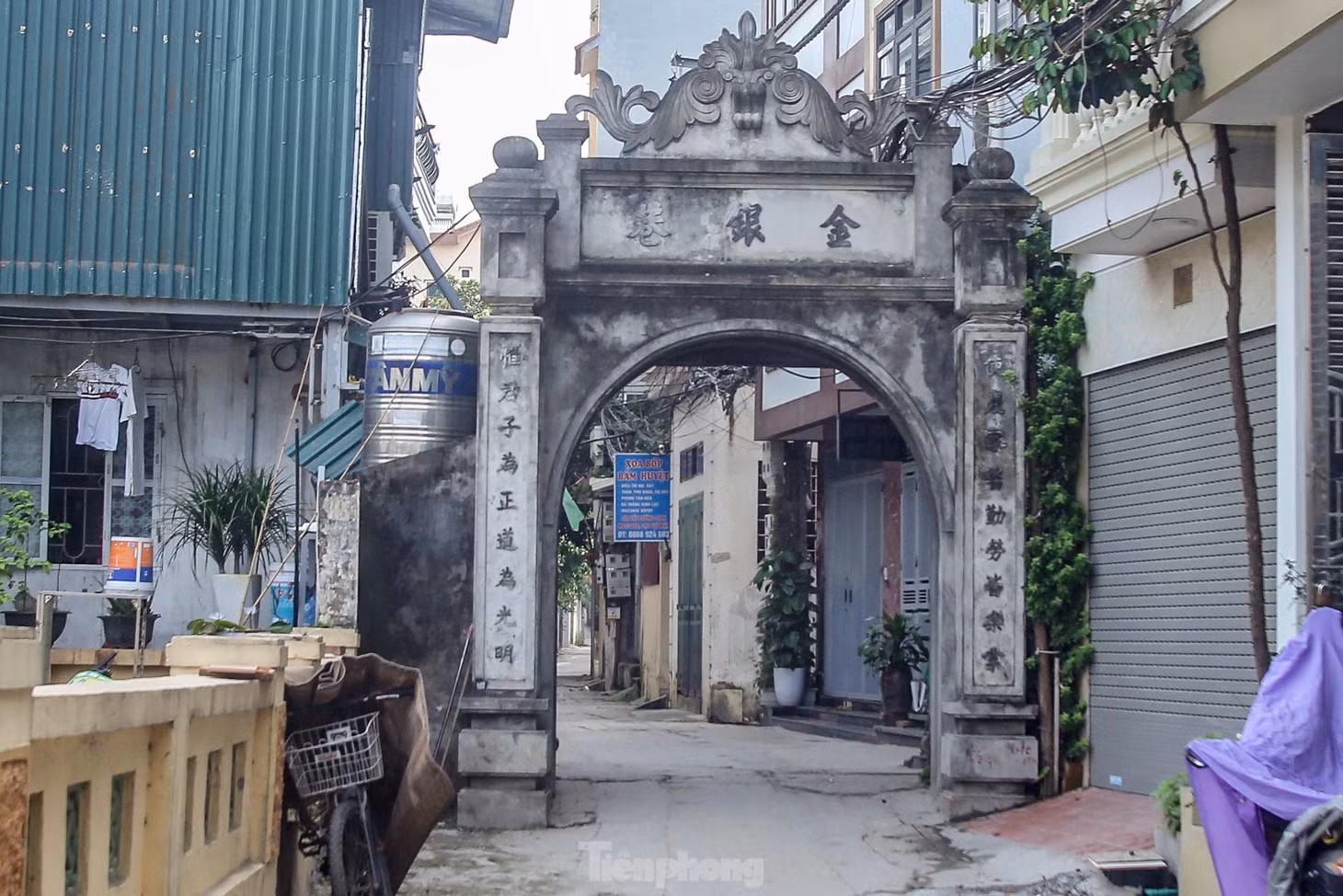 Ở Đông Ngạc, những chiếc cổng trăm tuổi đều có sự khác biệt từ kích thước đến kiến trúc. Mỗi cổng mang một dáng vẻ riêng, không thể hoà lẫn.