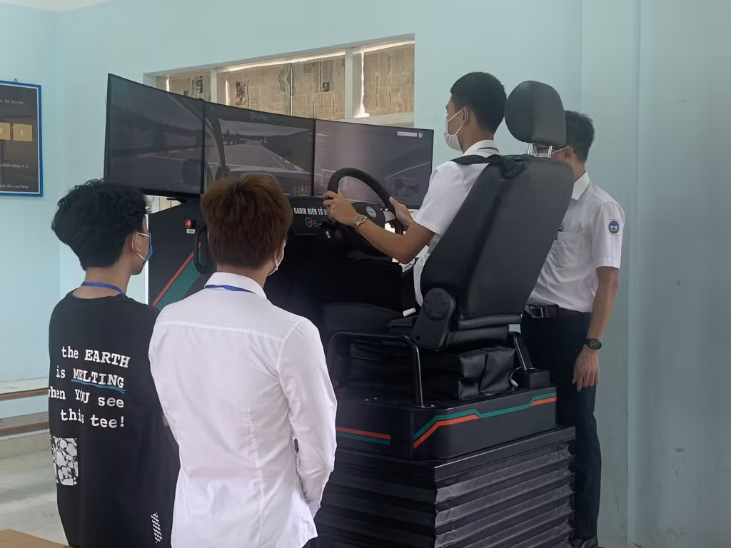 Học viên Trường Cao đẳng Than - Khoáng sản Việt Nam học trên mô hình ca bin lái xe.