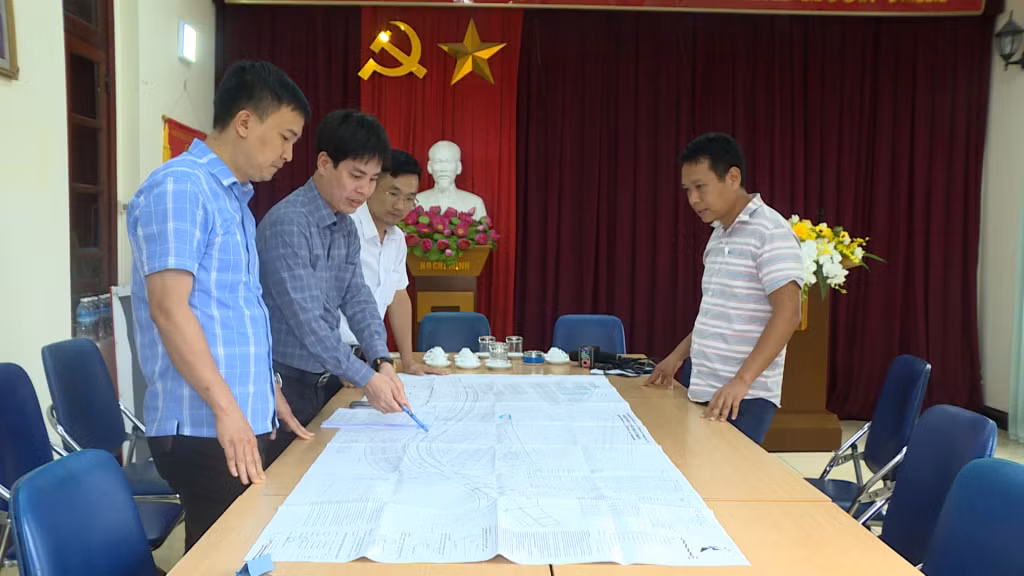 Đại diện Công ty TNHH MTV Đầu tư và Xây dựng Licogi 2 trao đổi với phóng viên về nguyên nhân chậm trễ cấp sổ đỏ cho người dân