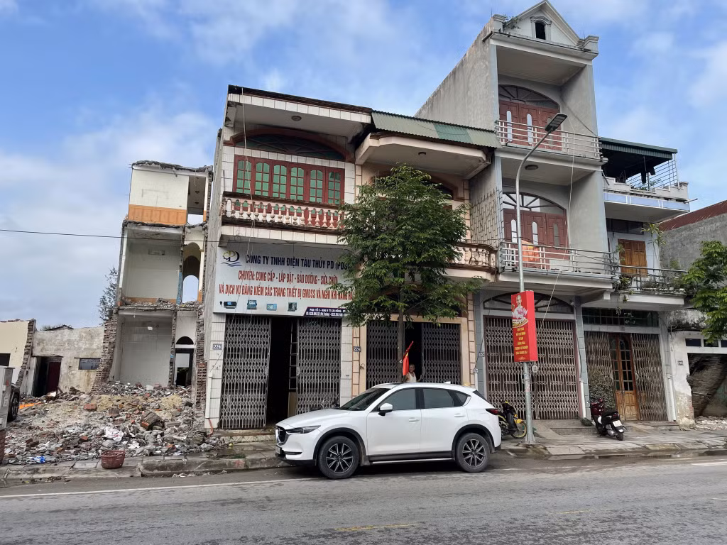 Một số hộ dân tại khu 8, thị trấn Cái Rồng chưa di chuyển, bàn giao mặt bằng do vướng mắc về giá đất.