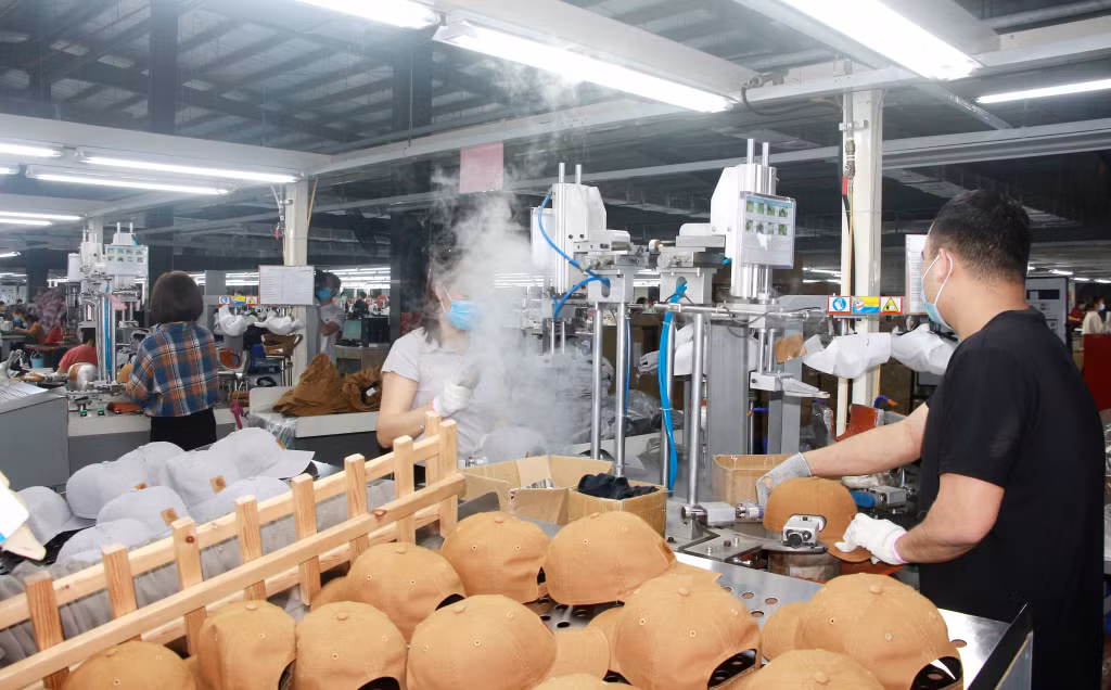 Sản xuất mũ xuất khẩu tại Công ty TNHH Dệt may Weitai Hạ Long (KCN Việt Hưng). Ảnh: Mạnh Trường