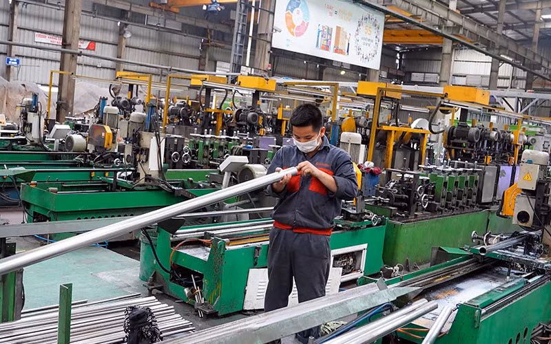 Dây chuyền sản xuất ống, hộp i-nốc tại Công ty cổ phần quốc tế Sơn Hà, Khu công nghiệp thị trấn Phùng, huyện Đan Phượng, Hà Nội. (Ảnh ĐĂNG DUY)