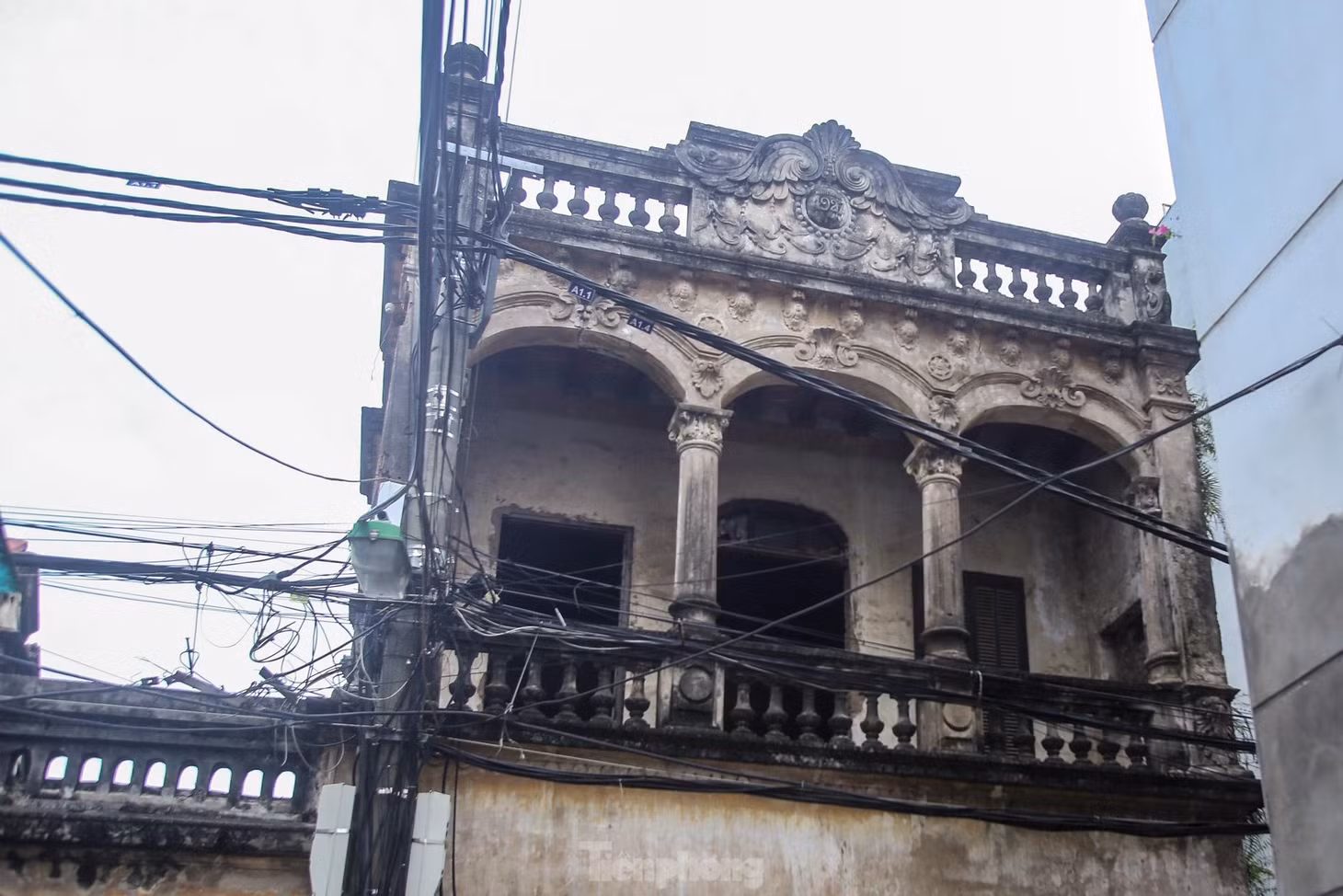 Một ngôi nhà cổ với kiến trúc khá đậm nét gần như bỏ hoang ở làng Đông Ngạc.