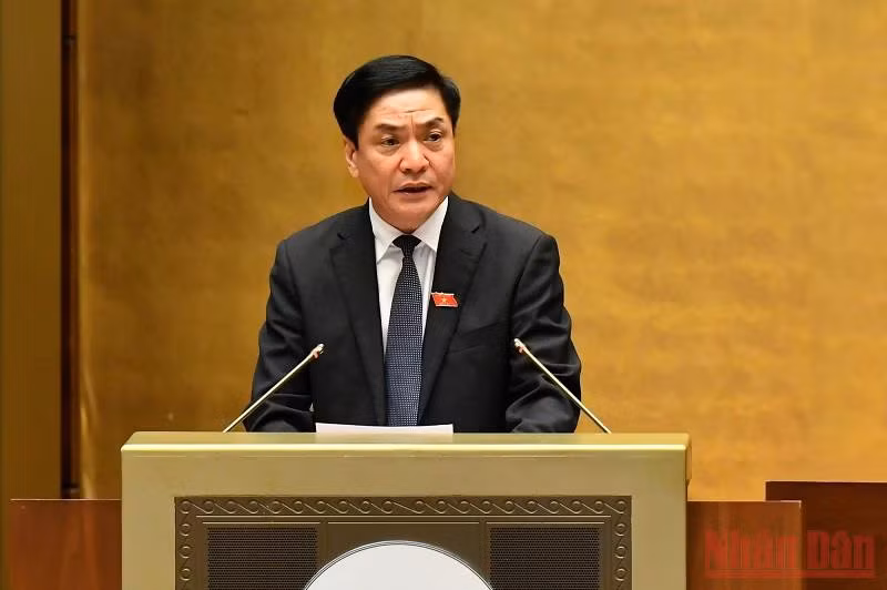 Tổng Thư ký Quốc hội Bùi Văn Cường trình bày Báo cáo giải trình, tiếp thu, chỉnh lý dự thảo Luật Cảnh sát cơ động. (Ảnh: KHOA NGUYÊN)