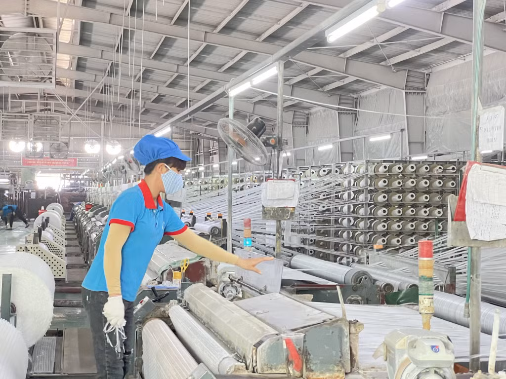 Nhiều ý kiến đề nghị cần tính toán lại tỷ lệ hưởng BHXH để đảm bảo đời sống người lao động (Sản xuất tại Công ty TNHH MTV Vinanewtarp Việt Nam).