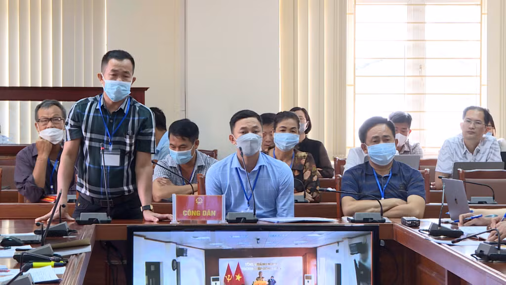Các hộ dân trình bày nội dung kiến nghị tới Hội đồng Tiếp công dân tỉnh tại buổi tiếp công dân định kỳ tháng 6/2022.