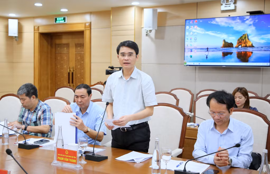 Đồng chí Phạm Văn Thành, Phó Chủ tịch UBND tỉnh, Phó Trưởng Ban Thường trực Ban Chỉ huy PCTT - TKCN và Phòng thủ dân sự tỉnh phát biểu tại buổi làm việc.