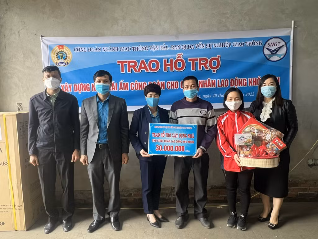 Nhiều bản thỏa ước lao động tập thể đã đem lại lợi ích cho người lao động hơn so với quy định của luật. (Các cấp công đoàn ngành GTVT trao hỗ trợ Mái ấm công đoàn cho đoàn viên có hoàn cảnh khó khăn về nhà ở).