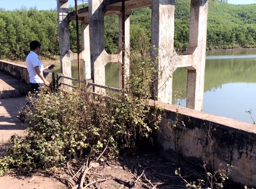 Việc dọn dẹp tại các hồ đập được thực hiện trước mùa mưa bão hàng năm.
