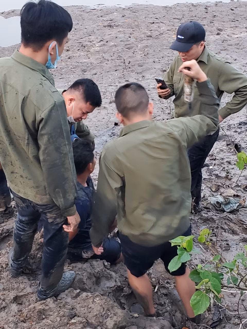 Đại úy Nguyễn Nhật Bình và đồng đội băng rừng, vượt đầm lầy để bắt tội phạm trốn truy nã.