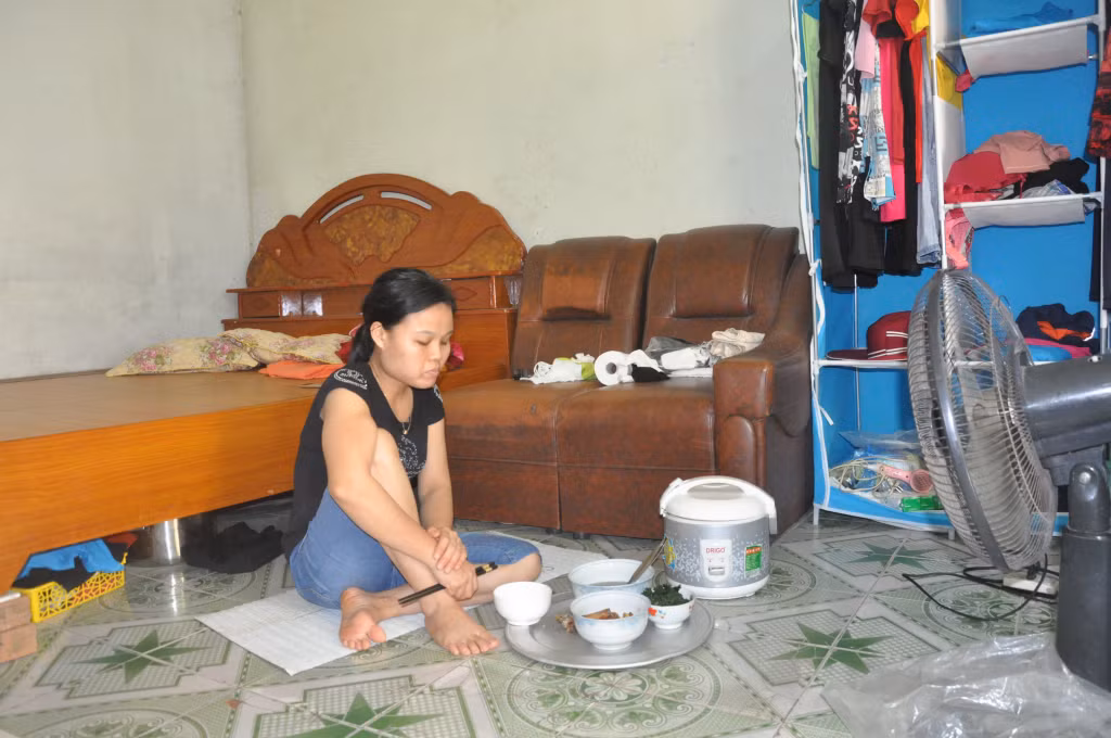 Chị Ngô Thị Thương trong căn phòng trọ của mình.