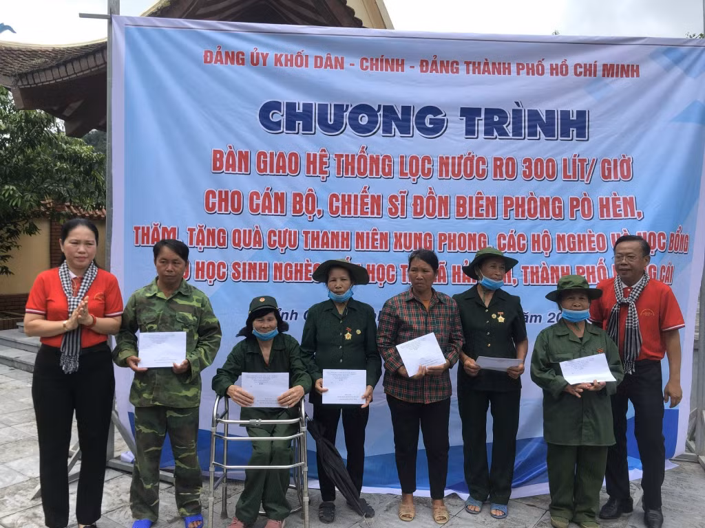 Tặng quà cho cựu Thanh niên xung phong