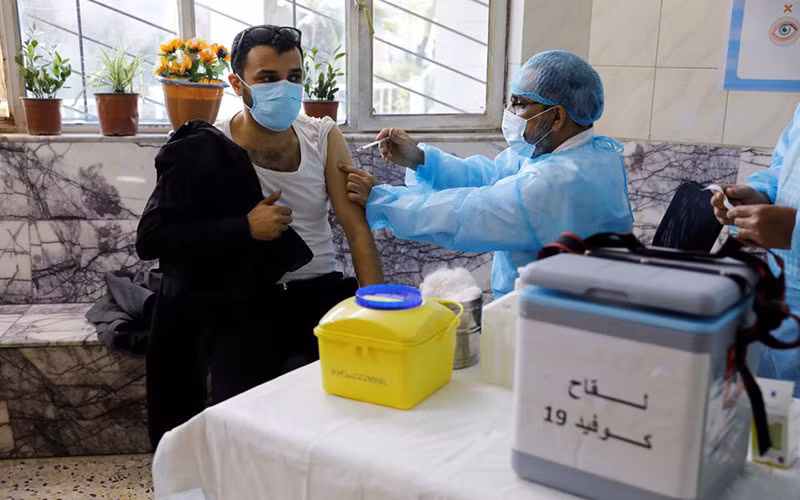 Tiêm vaccine ngừa Covid-19 tại thủ đô Baghdad, Iraq, ngày 2/3/2021. (Ảnh: Reuters)