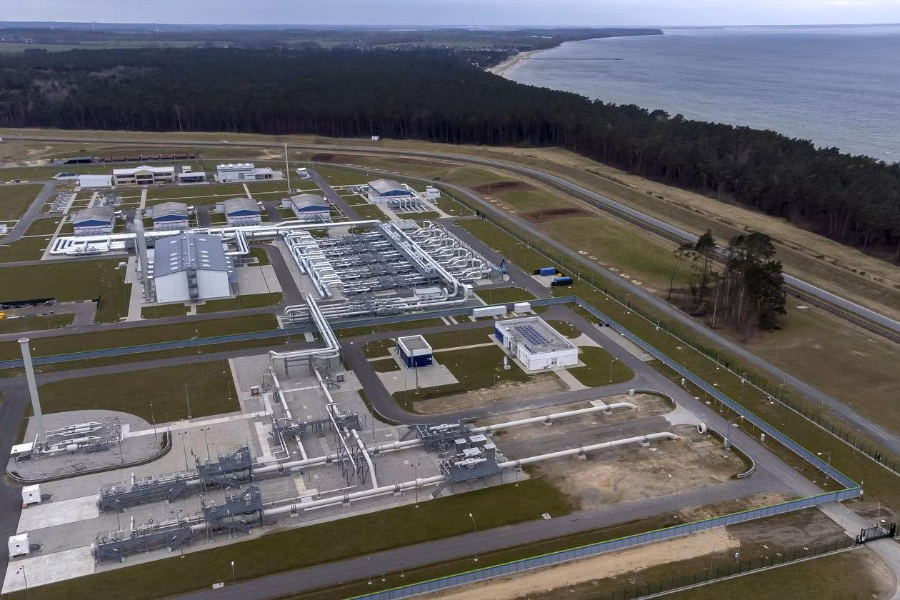 Một cơ sở hợp phần của Nord Stream 2 đặt tại Lubmin, miền Bắc nước Đức. Tuyến đường ống này hiện bị đóng băng vô thời hạn. Ảnh: AP