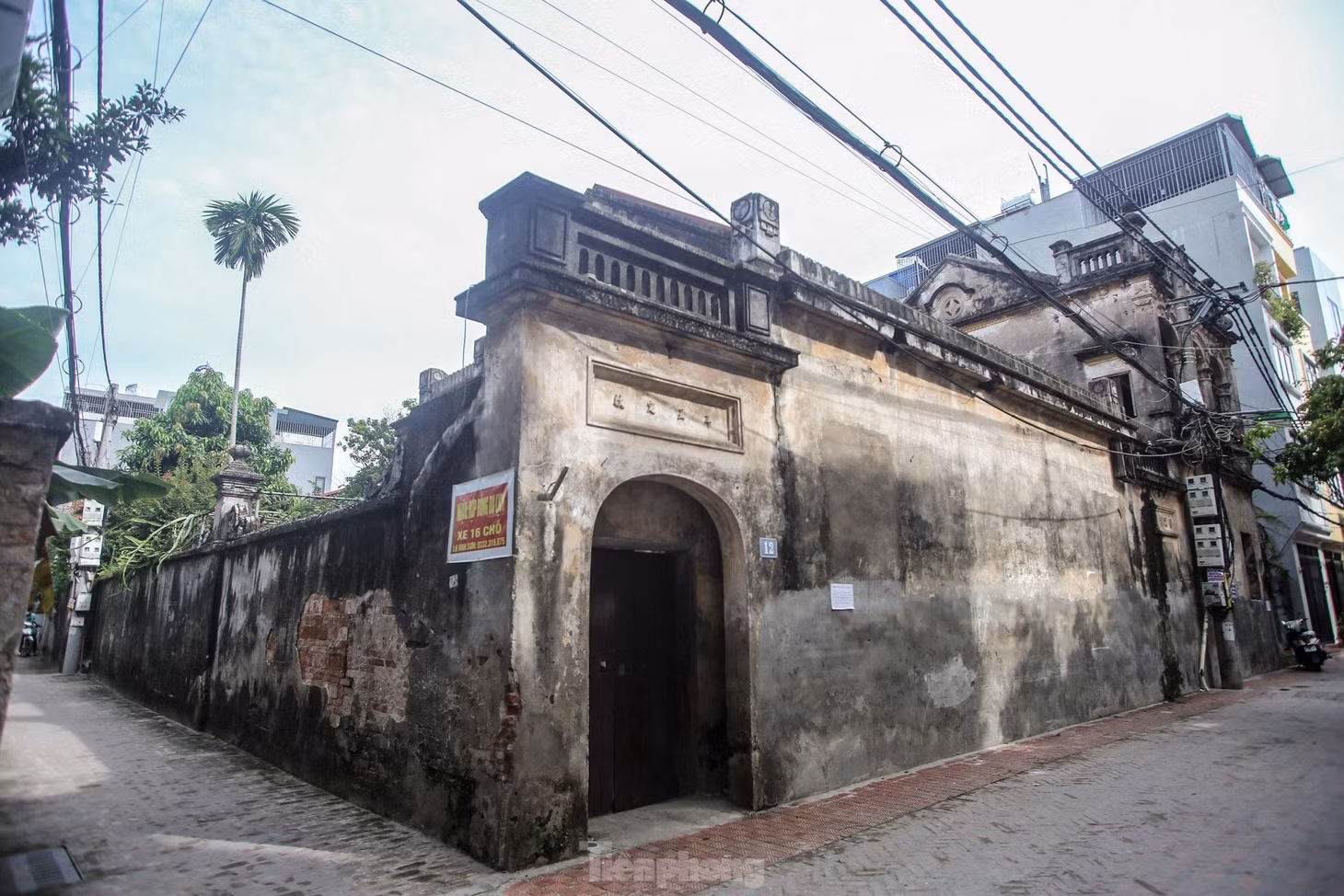 Một ngôi nhà ở làng cổ với chiếc cổng cũ kỹ.
