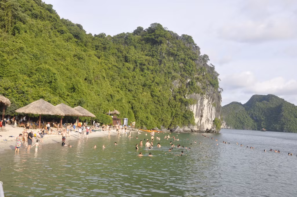 Du khách tắm biển tại bãi tắm Soi Sim trên Vịnh Hạ Long.