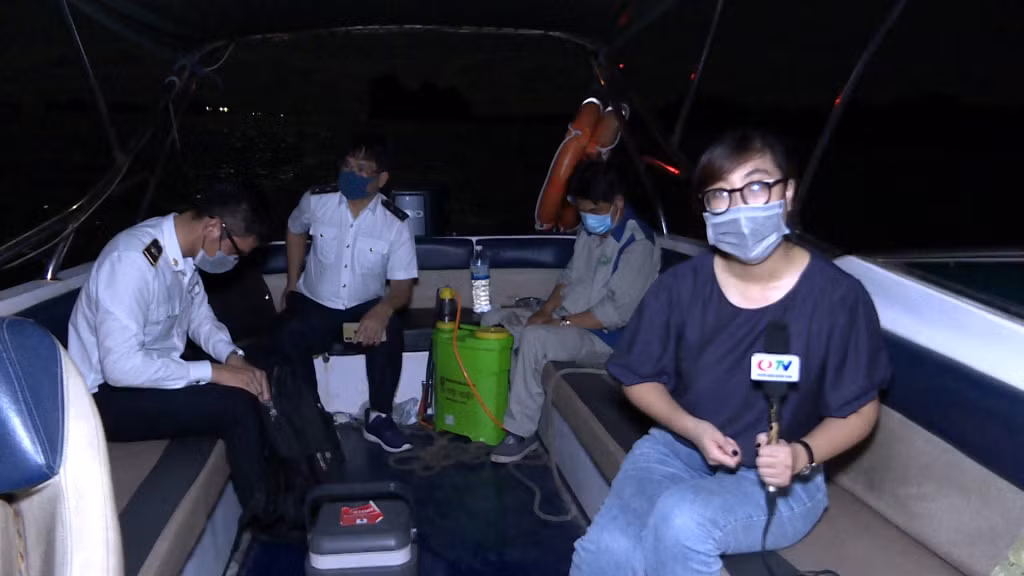 Phóng viên Nguyễn Quỳnh Trang tác nghiệp ngay trên xuồng cao tốc trước khi ra khu vực neo đậu của các tàu biển quốc tế tại phao số 0.