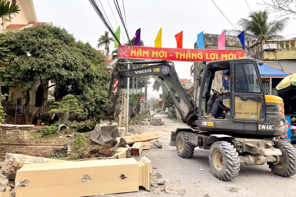 Sau khi được người dân đồng thuận, máy móc được đưa vào để chuẩn bị làm đường mới.