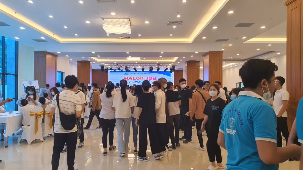 Hơn 1.000 sinh viên Đại học Hạ Long tham gia Ngày hội việc làm 2022.