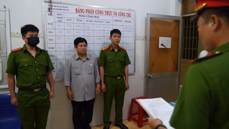 Cơ quan CSĐT Công an thị xã Phú Mỹ tống đạt quyết định khởi tố bị can, bắt tạm giam 3 tháng đối với Cao Quốc Phát.