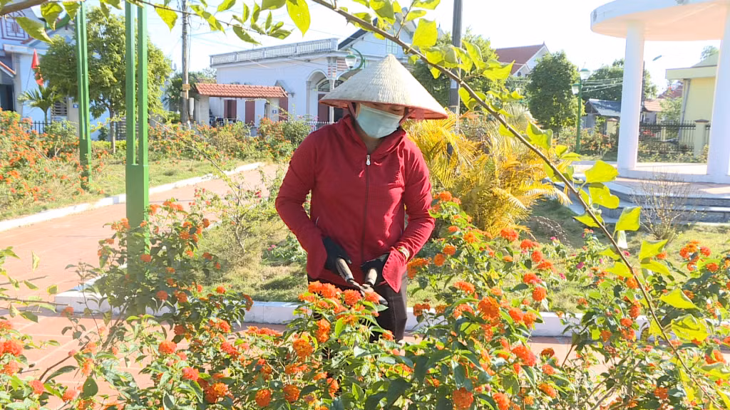 Người dân xã Cẩm Hải, TP Cẩm Phả cắt tỉa tuyến đường hoa.