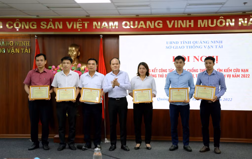 Các tập thể, cá nhân có thành tích xuất sắc đóng góp vào công tác PCTT, TKCN và phòng thủ dân sự được Sở GTVT tỉnh tuyên dương khen thưởng.