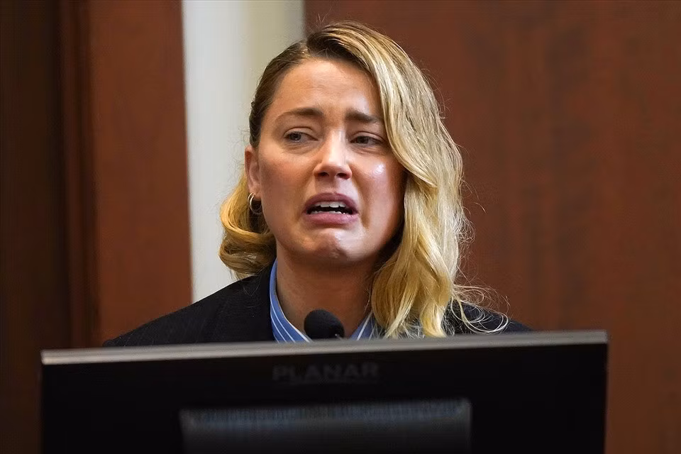 Amber Heard bị chế nhạo trên mạng xã hội.