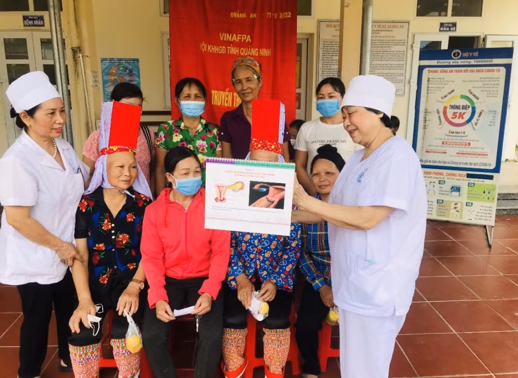 Cán bộ Hội KHHGĐ tỉnh tuyên truyền về chăm sóc SKSS cho phụ nữ xã Quảng An, huyện Đầm Hà.