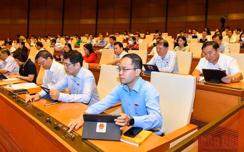 Đại biểu Quốc hội bấm nút biểu quyết thông qua Luật Cảnh sát cơ động. (Ảnh: KHOA NGUYÊN)