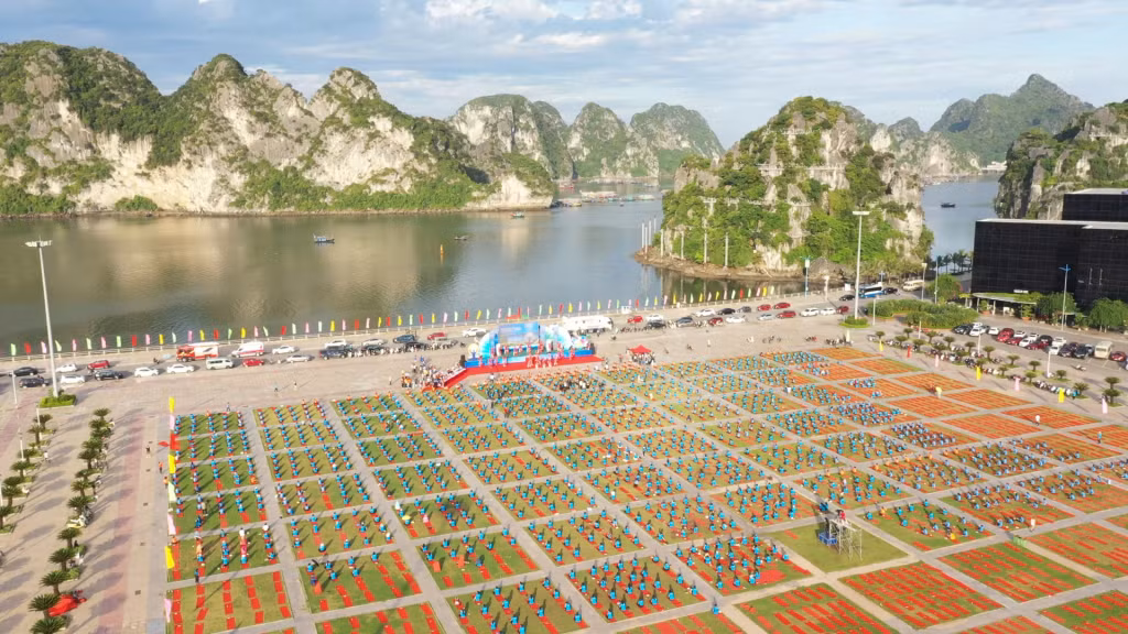 Ngày Quốc tế Yoga lần thứ 8 diễn ra từ 6h-7h30 tại Quảng trường 30/10, bên bờ Vịnh Hạ Long, di sản thiên nhiên thế giới 2 lần được UNESCO công nhận.